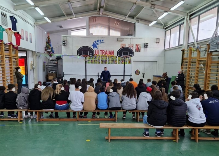 Jandarmii s-au întâlnit cu elevii. FOTO IJJ Constanța