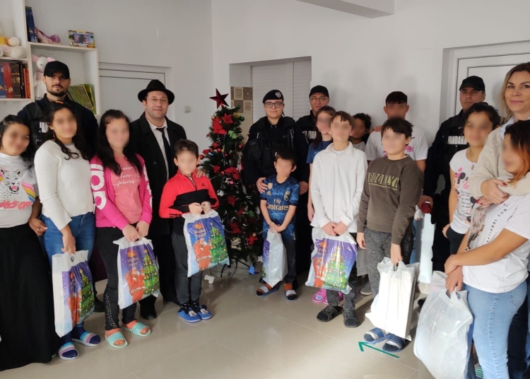 Jandarmii au mers încărcați de cadouri. FOTO GJM Tomis