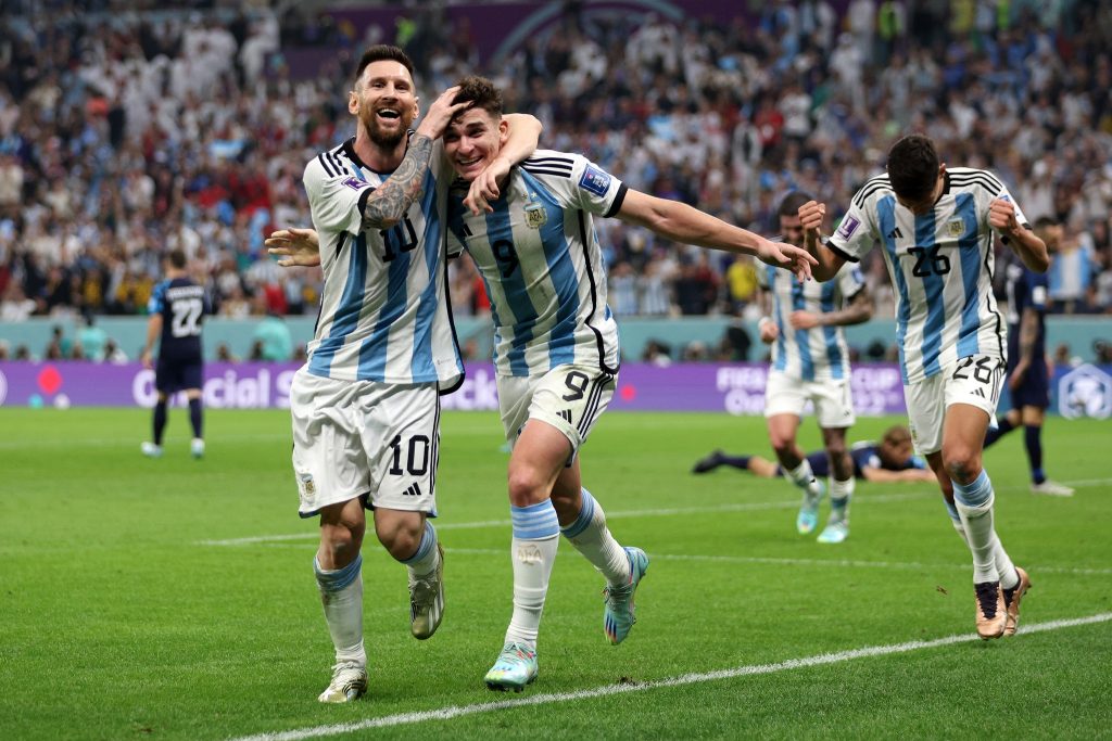 Messi și Lautaro Martinez sărbătorind calificarea în finala CM2026 Messi și Lautaro Martinez sărbătorind calificarea în finala CM2026