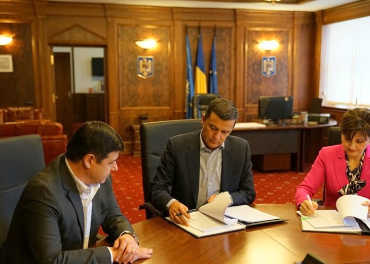 Sorin Grindeanu a semnat contractele. FOTO Facebook