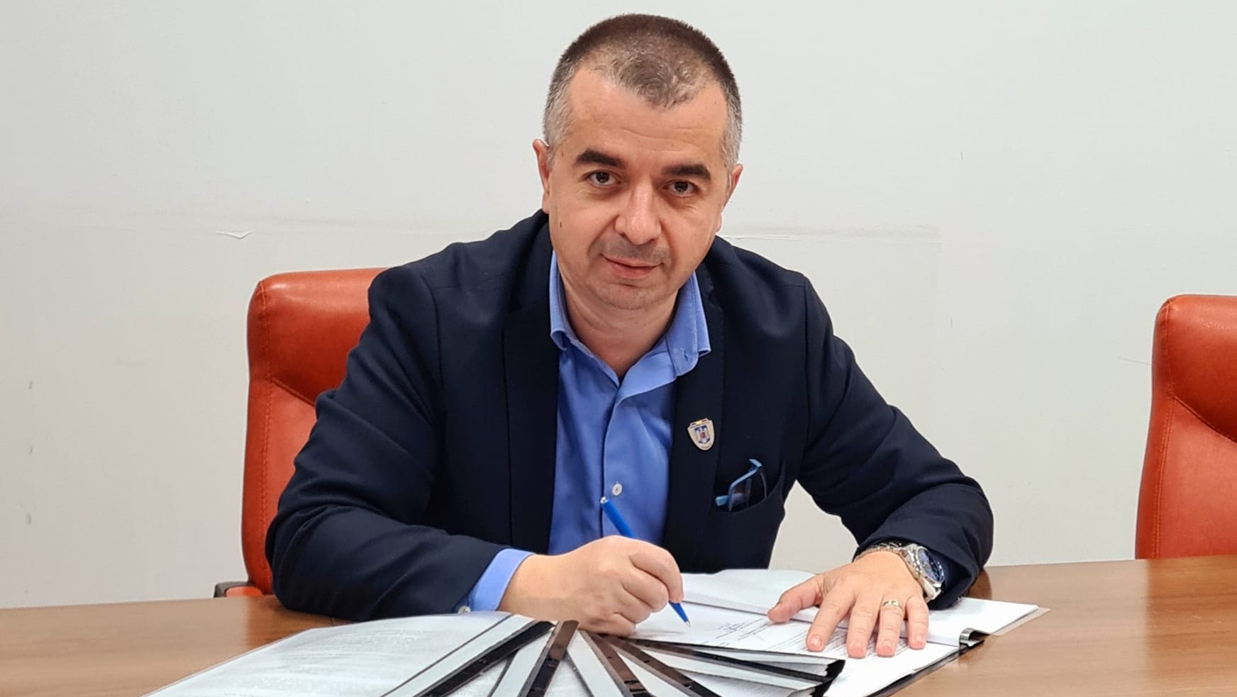 Primarul Ștefan Ilie a semnat contractele. FOTO: Facebook