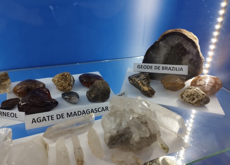 Geode de Brazilia, Agate de Madagascar, expuse în holul Planetariului. FOTO Alexandra VASILE