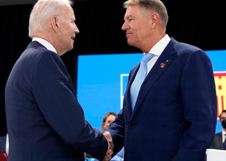 Joe Biden și Klaus Iohannis, la summitul NATO de la Madrid. Foto: Profimedia