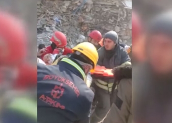 Un bebeluș a fost salvat de sub dărâmături, în Turcia. Foto: Captură video