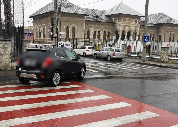 Imagine cu rol ilustrativ. Masini parcate neregulamentar - FOTO: Facebook / Parchez ca un bou