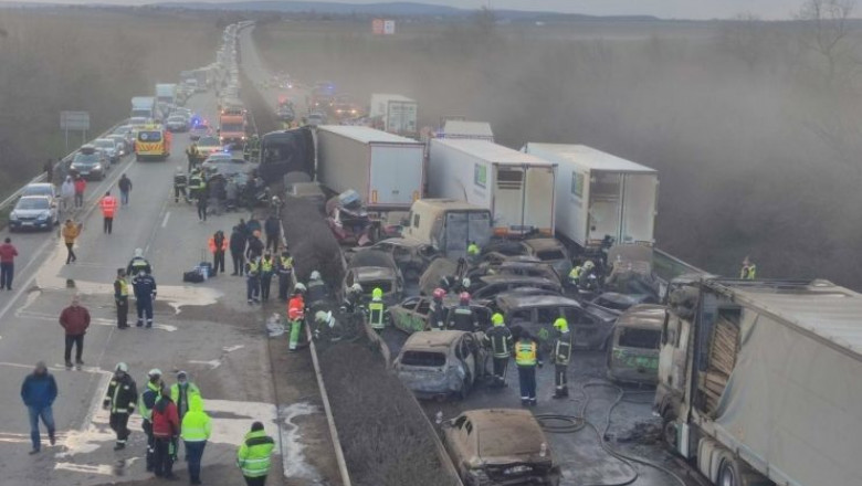 Accident în lanț pe o autostradă din Ungaria: 5 camioane și 37 de autovehicule s-au ciocnit și un incendiu uriaș a izbucnit după impact. Foto: police.hu