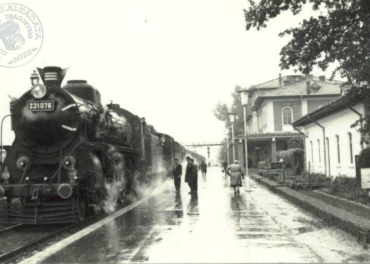 Tren de călători transportat de două locomotive Pacific 231.076 și o Skoda tip 130.000 la depoul Fetesti în 1967 FOTO Facebook/Feteștiul de altădată