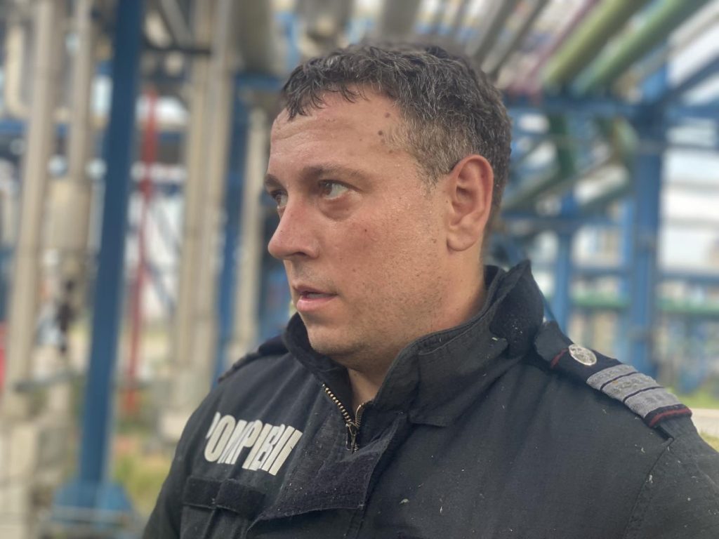 GALERIE FOTO. Mai mulți pompieri constănțeni au venit din timpul liber ca să stingă incendiul de la Petromidia