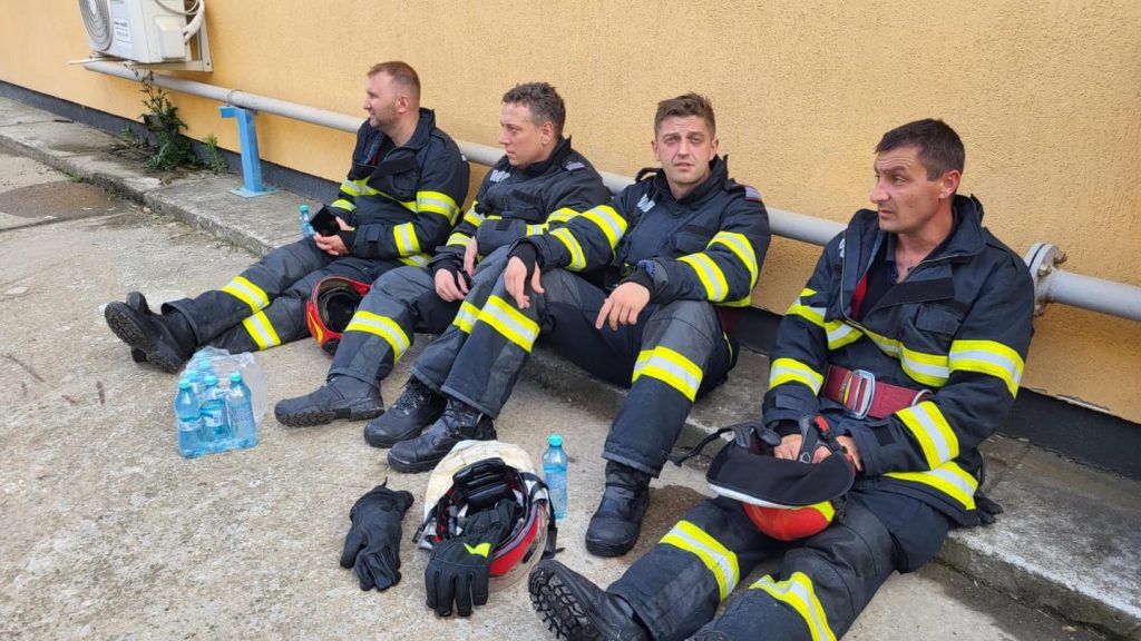 GALERIE FOTO. Mai mulți pompieri constănțeni au venit din timpul liber ca să stingă incendiul de la Petromidia