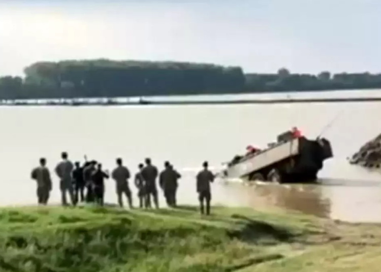 Transportor blindat scunfundat. FOTO Captură video Monitorul Apărării și Securității