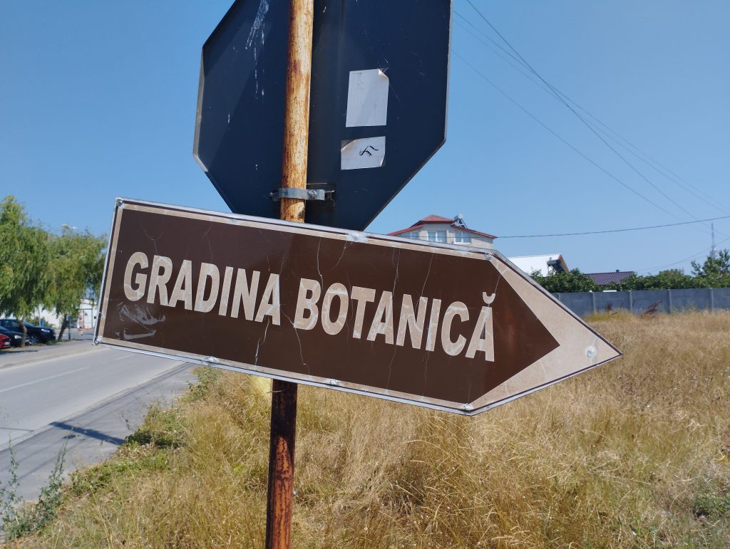 Turiștii sunt invitați să viziteze unica Grădină Botanică de pe litoralul românesc, dotată cu expoziție de artă, tablă maxi de șah și două replici ale Reginei Maria și Regele Mihai I