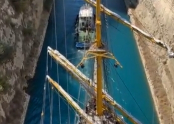 Nava Școală Mircea traversează Corintul. FOTO Captură video