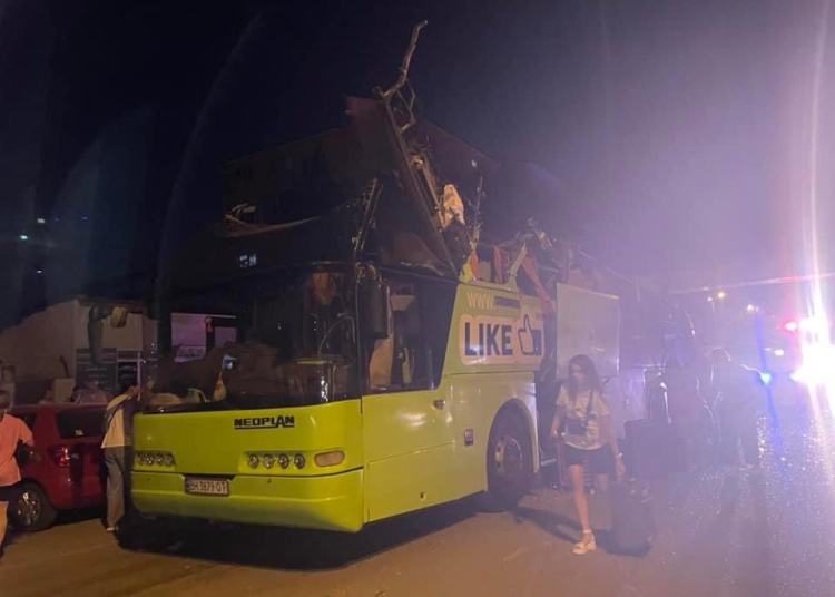 Autocarul a fost grav avariat iar 8 persoane au fost rănite