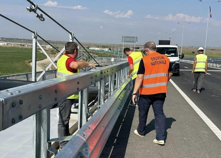 Verificări ale suruburilor de pe podul de peste Dunăre. FOTO CNAIR
