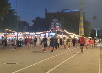 Turiști în stațiunea Mamaia