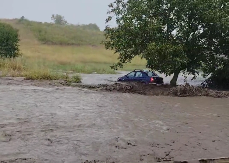 VIDEO. Autoturism surprins de viitură în județul Tulcea
