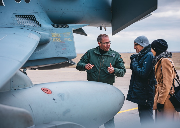 Der Kontingentführer der Mission eAPS 2023 Oberstleutnant Markus Kuchenbaur empfängt den Deutschen Botschafter aus Bukarest Herrn Peer Gebauer am 05.12.2023 in Rumänien