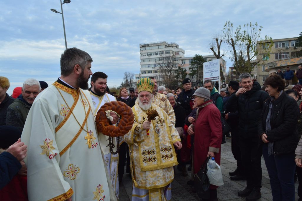 VIDEO. Cinci bărbaţi s-au aruncat după cruce, la Tulcea, în apele Dunării