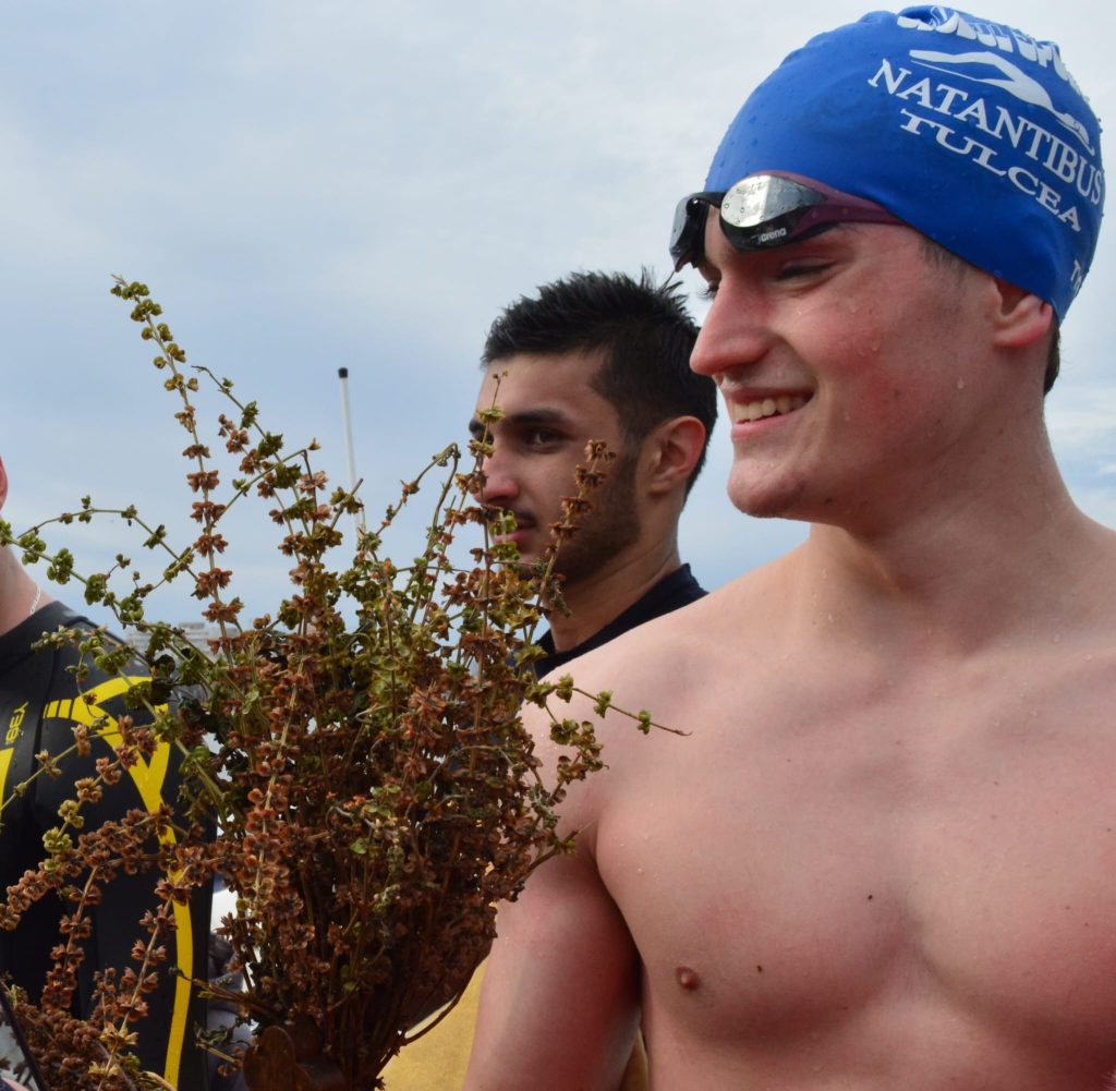 VIDEO. Cinci bărbaţi s-au aruncat după cruce, la Tulcea, în apele Dunării