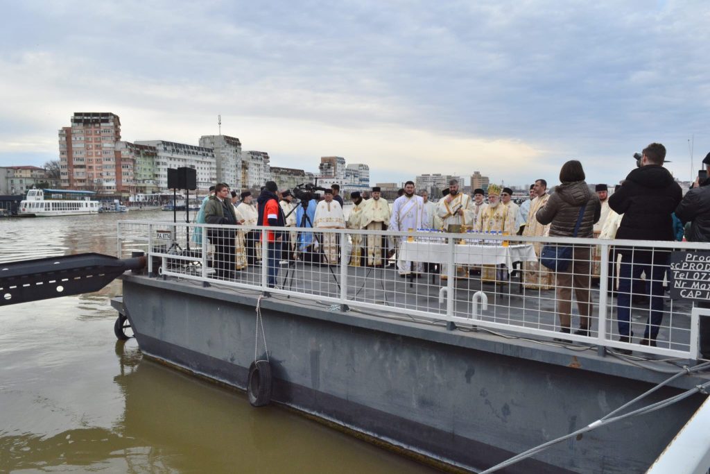 VIDEO. Cinci bărbaţi s-au aruncat după cruce, la Tulcea, în apele Dunării