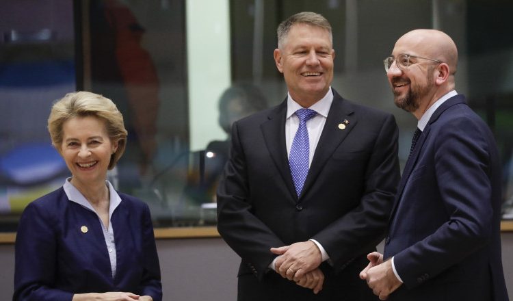 Klaus Iohannis, alături de actuala președintă a Comisiei, Ursula von der Leyen, și de președintele Consiliului European, Charles Michel. Foto: Profimedia Images