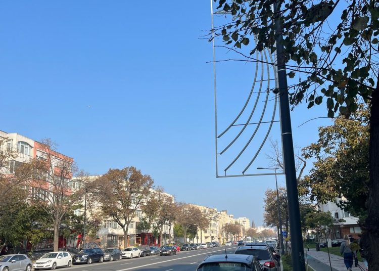 A început montarea luminițelor pentru Sărbătorile de Iarnă, la Constanța