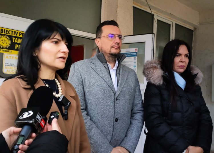 Cristina Dumitrache (stânga foto)