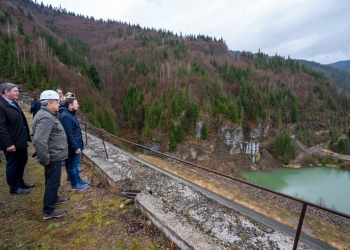 Ministrul Mediului, Mircea Fechet, în vizită pe amplasamentul de la Răstolița, în primăvara anului trecut. Sursă foto: Ministerul Mediului