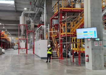 Mirela Drăgoi la fabrica Pet Star. FOTO: Facebook