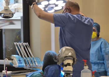 VIDEO. Implanturi dentare inserate minim invaziv. Dr. Cristian Mina: „Pacientul își poate relua activitatea în 24 - 48 de ore”