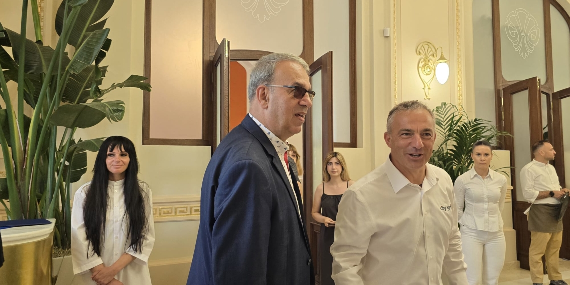 Vergil Chițac, la inaugurarea cafenelei de la Cazino, alături de reprezentantul City Grill Group, firma care a închiriat zona de bistro