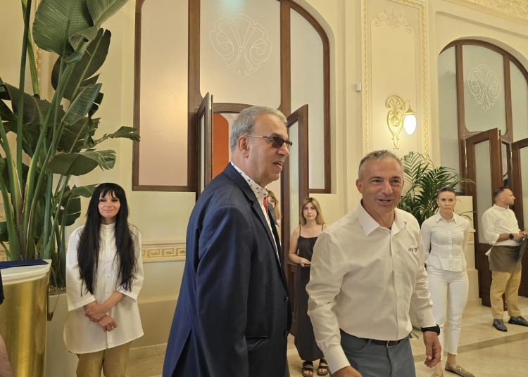 Vergil Chițac, la inaugurarea cafenelei de la Cazino, alături de reprezentantul City Grill Group, firma care a închiriat zona de bistro