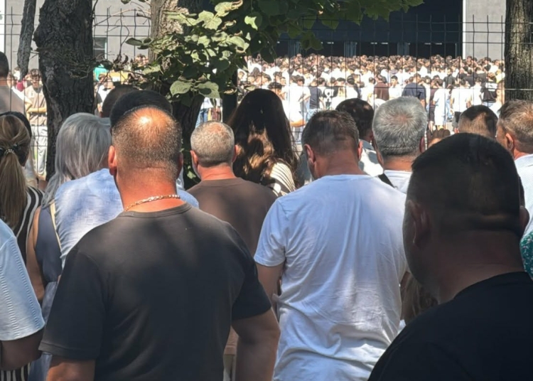 Părinți așteptând rezultatele de la Academia de Poliție - București/ foto: Focus Press